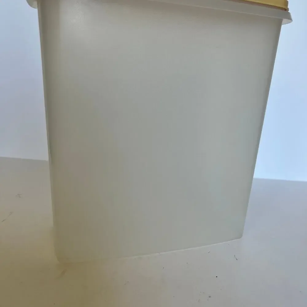 TUPPERWARE Cereal Keeper Storage Container, Pour Spout Lid, 20 Cup